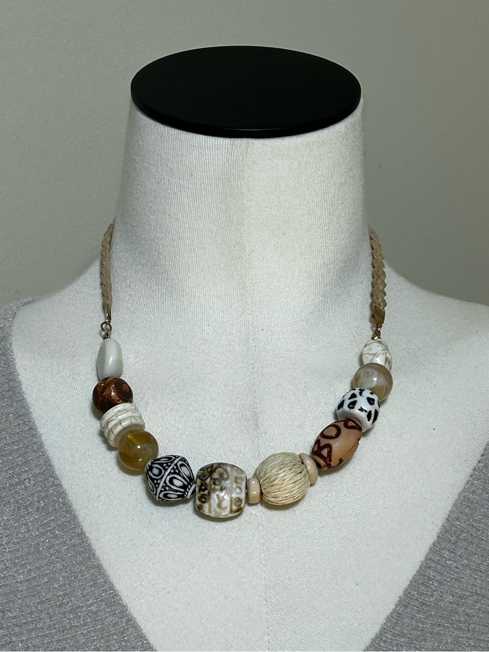 CATO NECKLACE AND PIERCED EARRINGS SET WITH SEMI PRECIOUS STONES